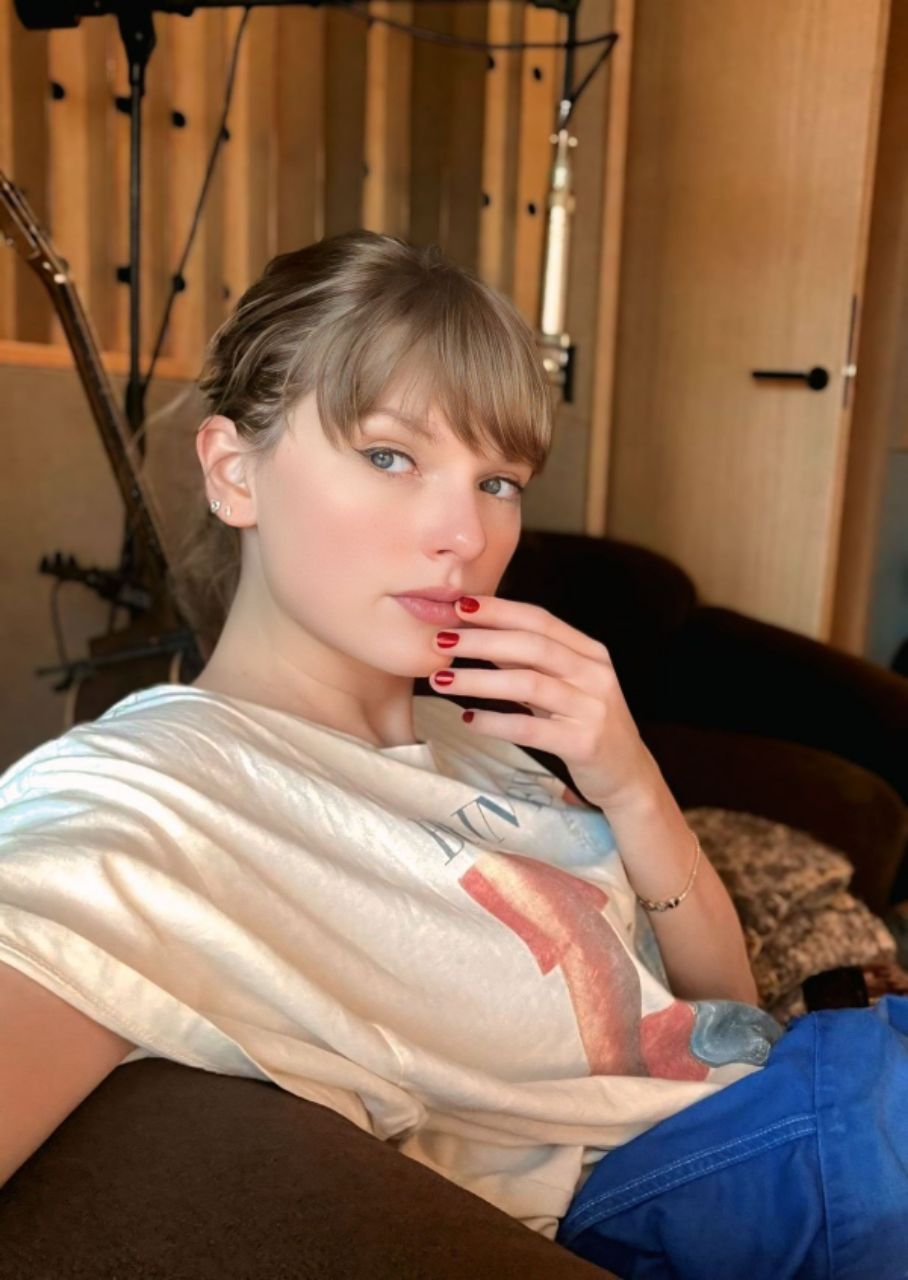 Taylor Swift Femdom Captions